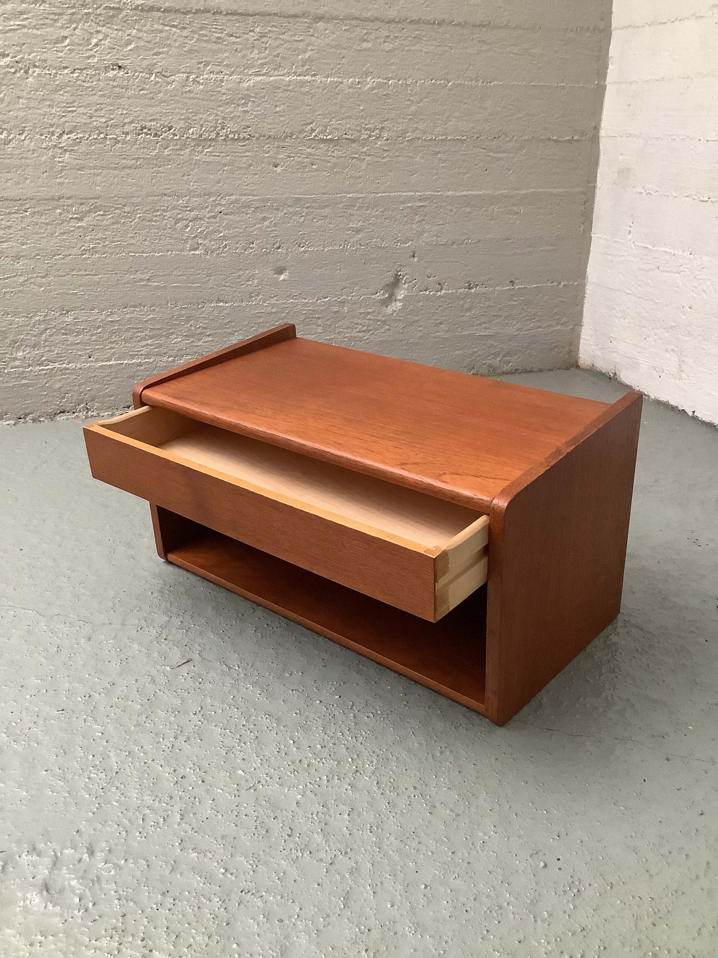 Teak-seinähylly laatikolla