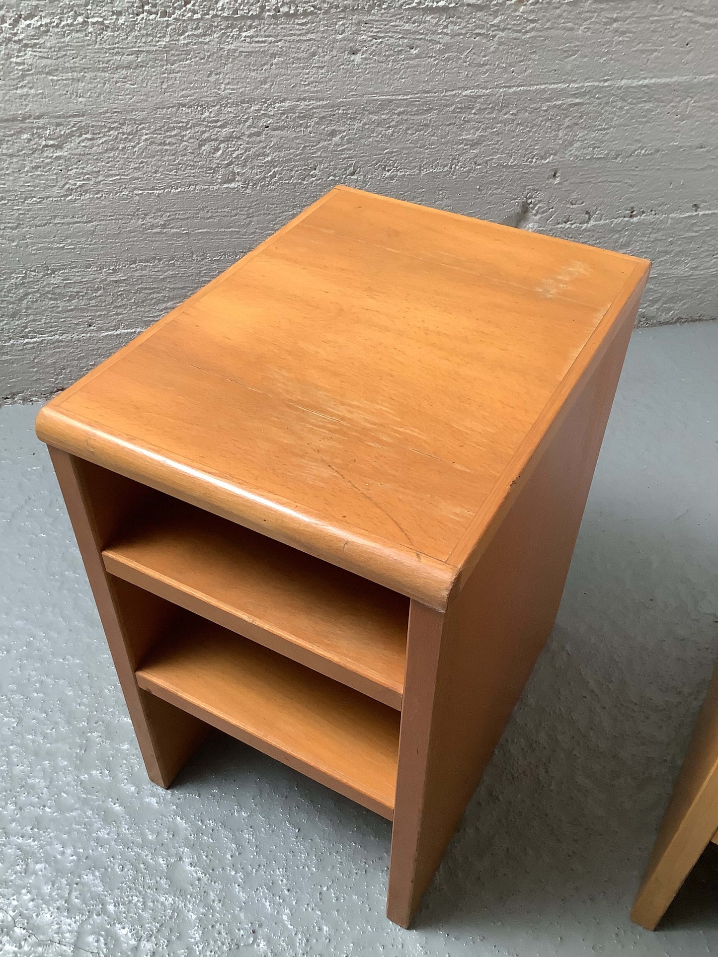 Funkkistyyliset sivupöydät 60/70-luku