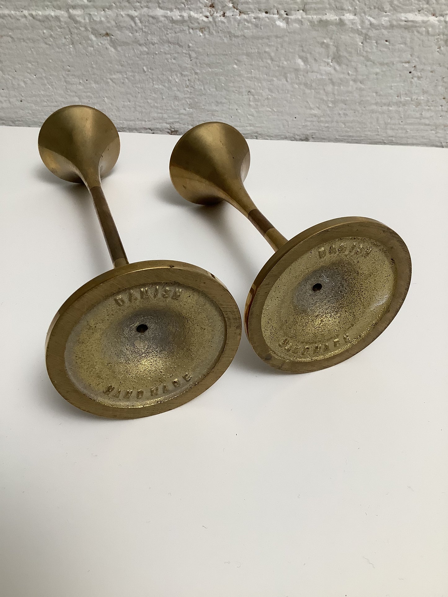 Messinkinen kynttilänjalkapari