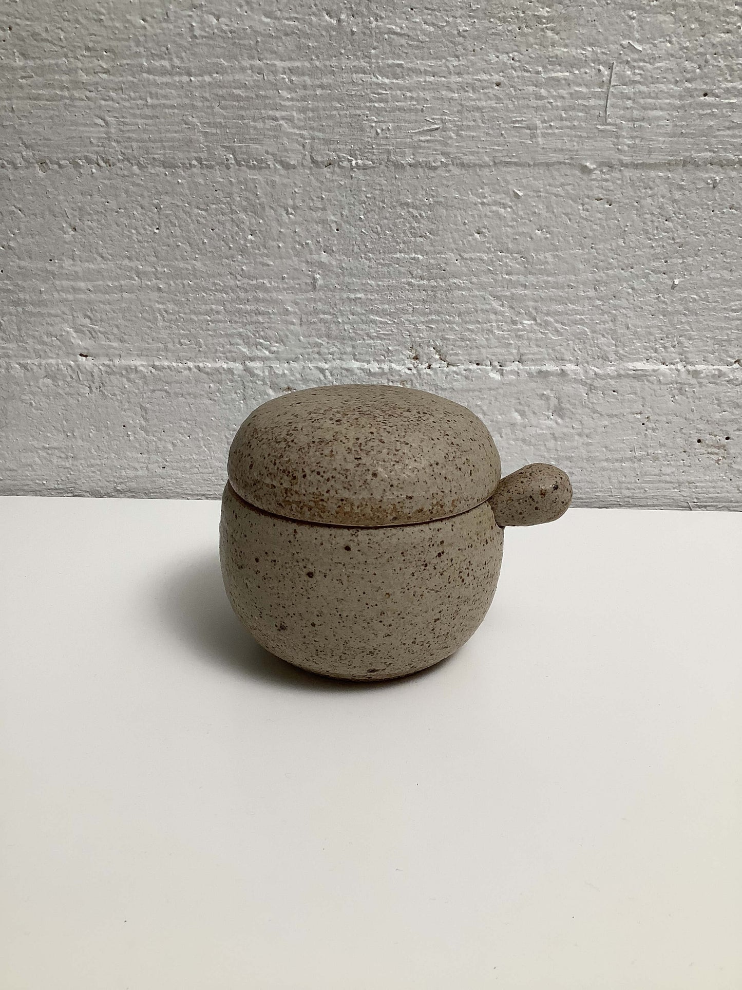 Keraaminen astia lusikalla