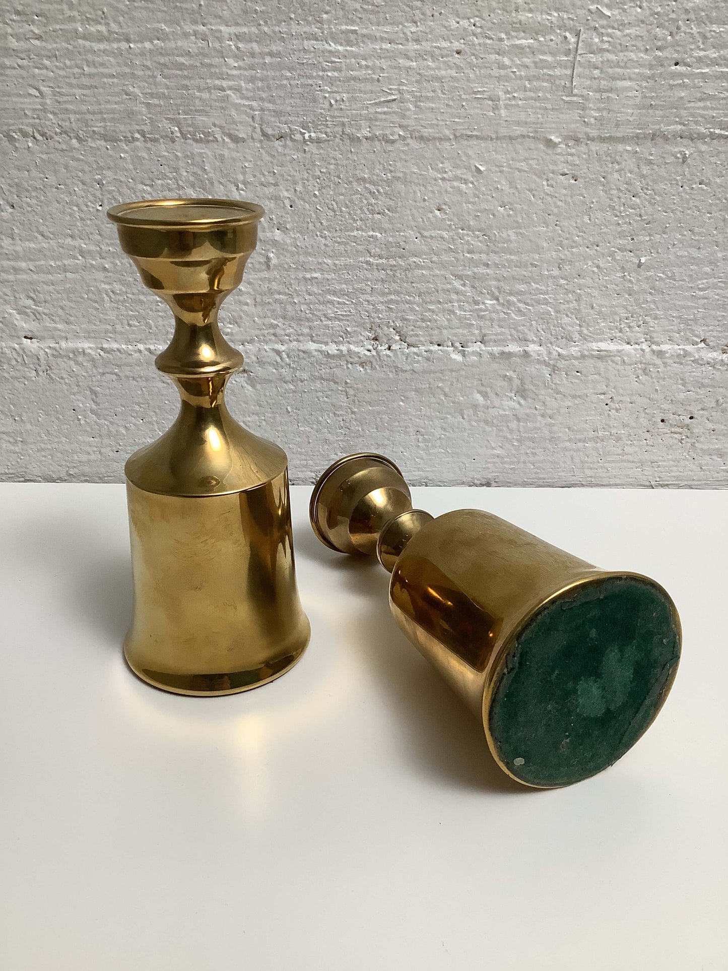 Messinkinen kynttilänjalkapari Boyes Metallkunst Denmark