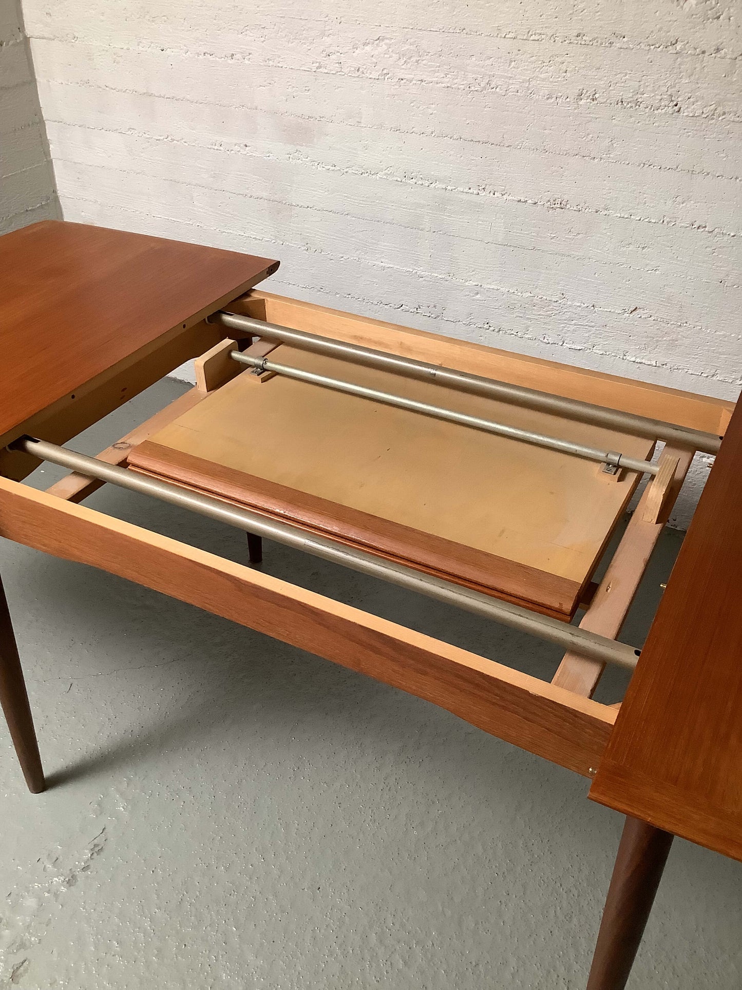 Tanskalainen 1960-luvun jatkettava teak- ruokapöytä