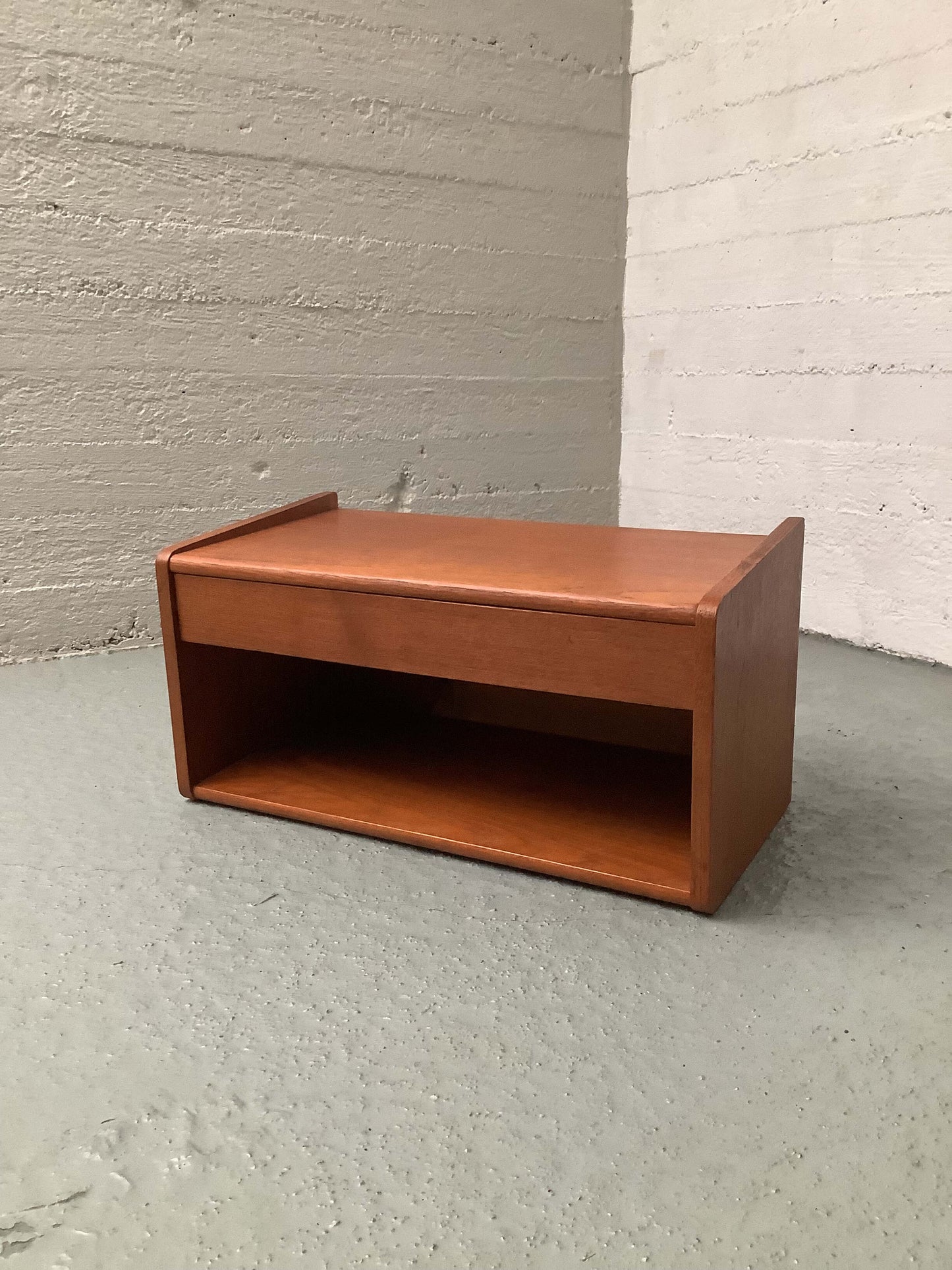 Teak-seinähylly laatikolla