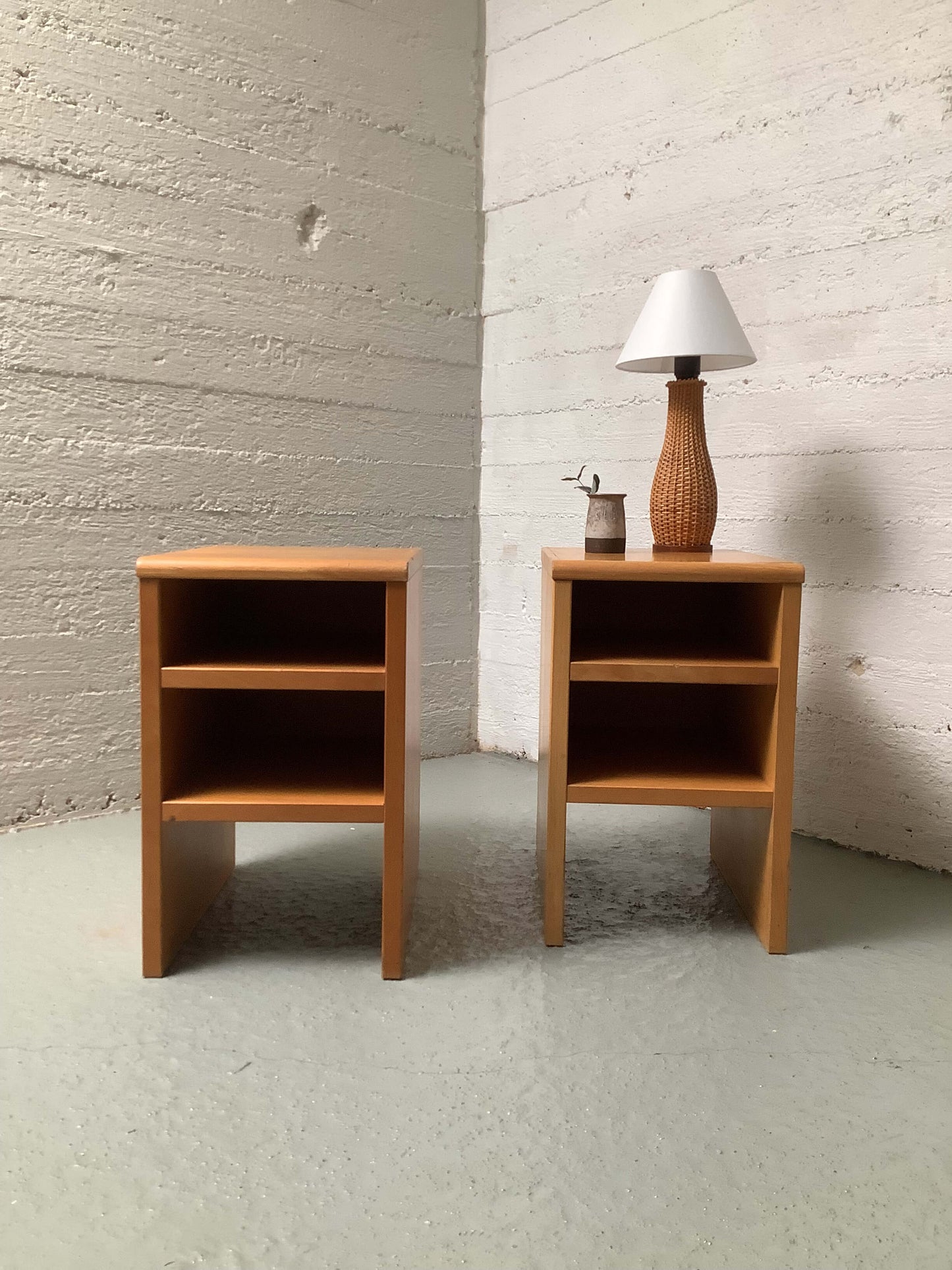 Funkkistyyliset sivupöydät 60/70-luku