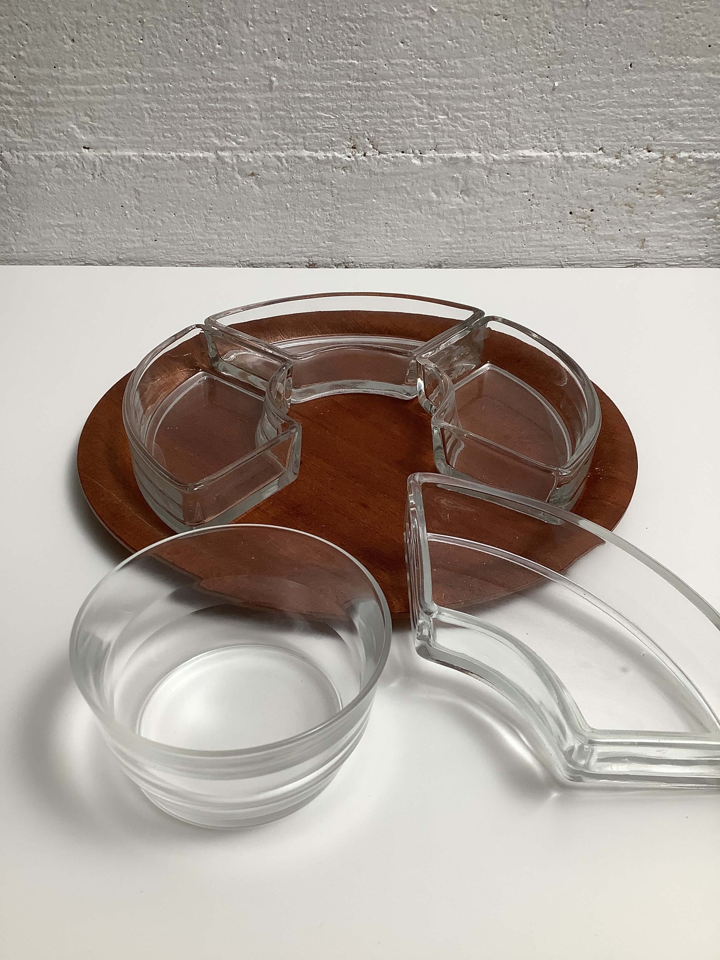 Pyöreä teak-tarjoiluastia