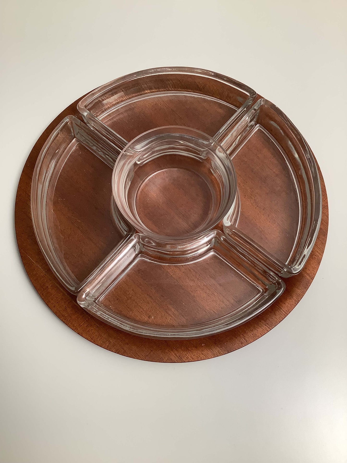 Pyöreä teak-tarjoiluastia