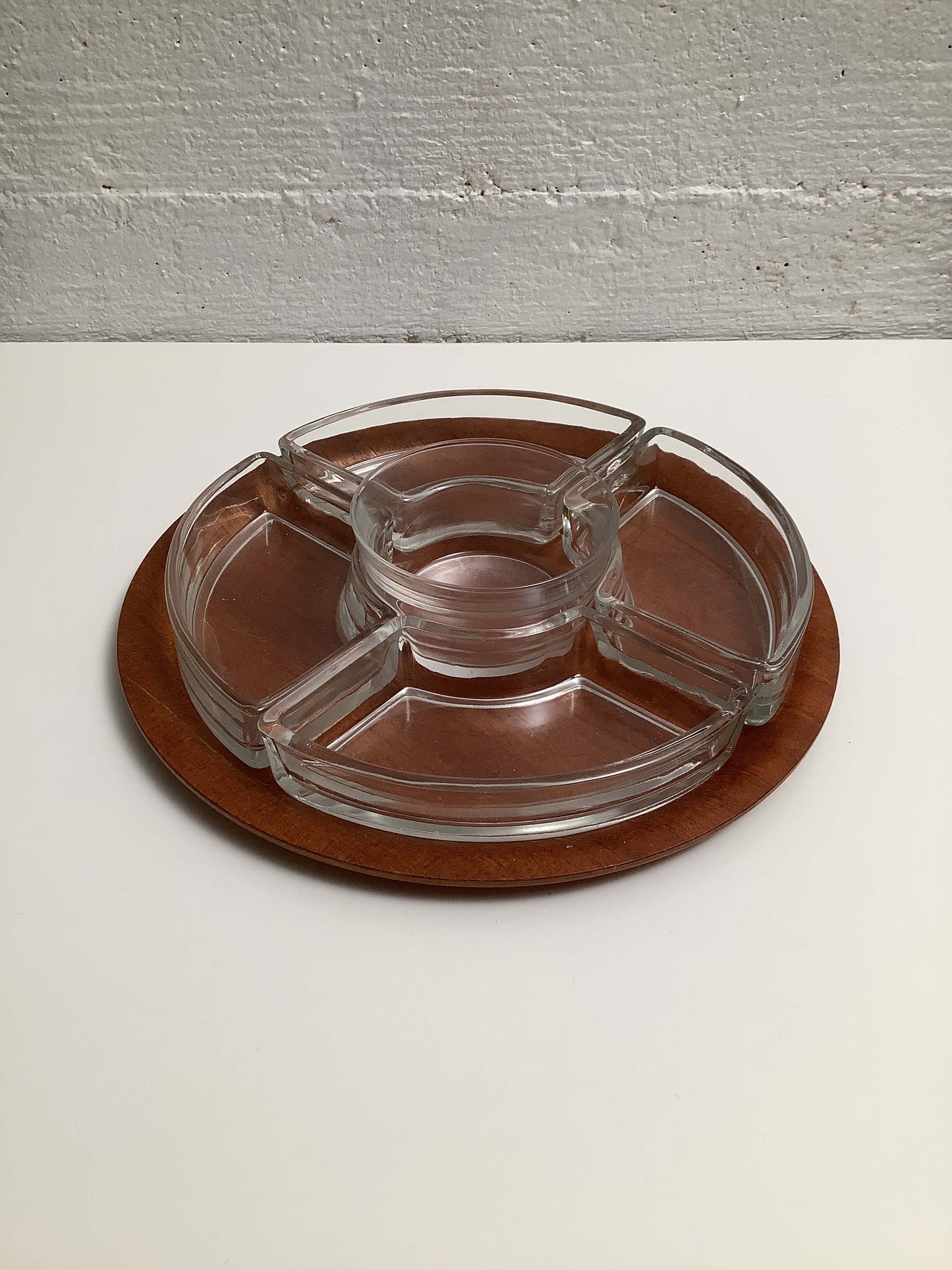 Pyöreä teak-tarjoiluastia