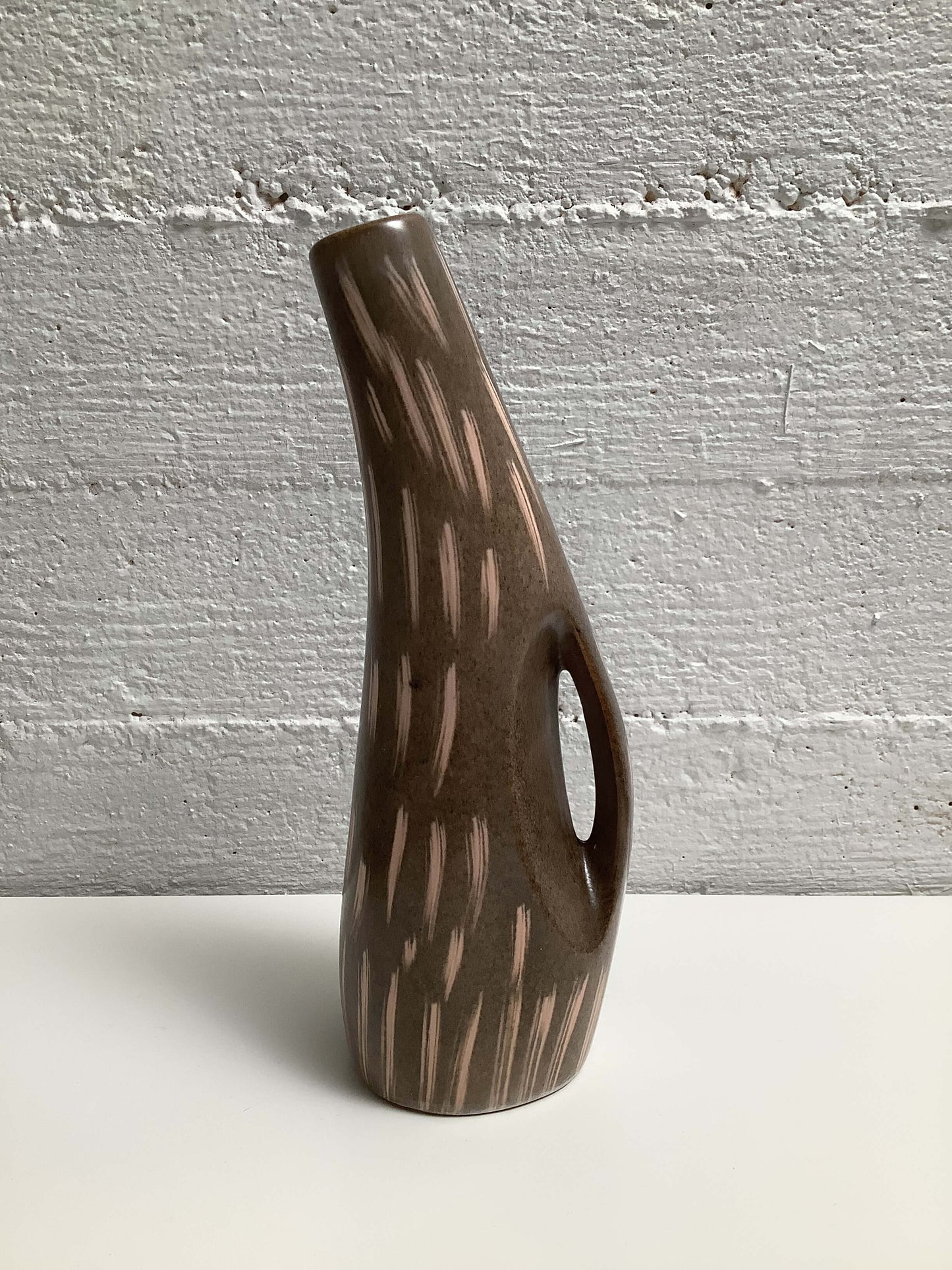 Kaareva keraaminen maljakko