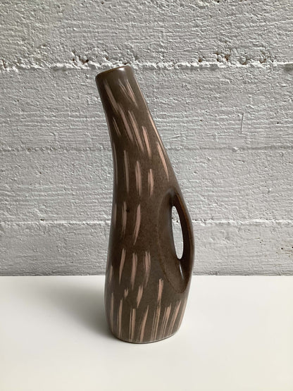 Kaareva keraaminen maljakko