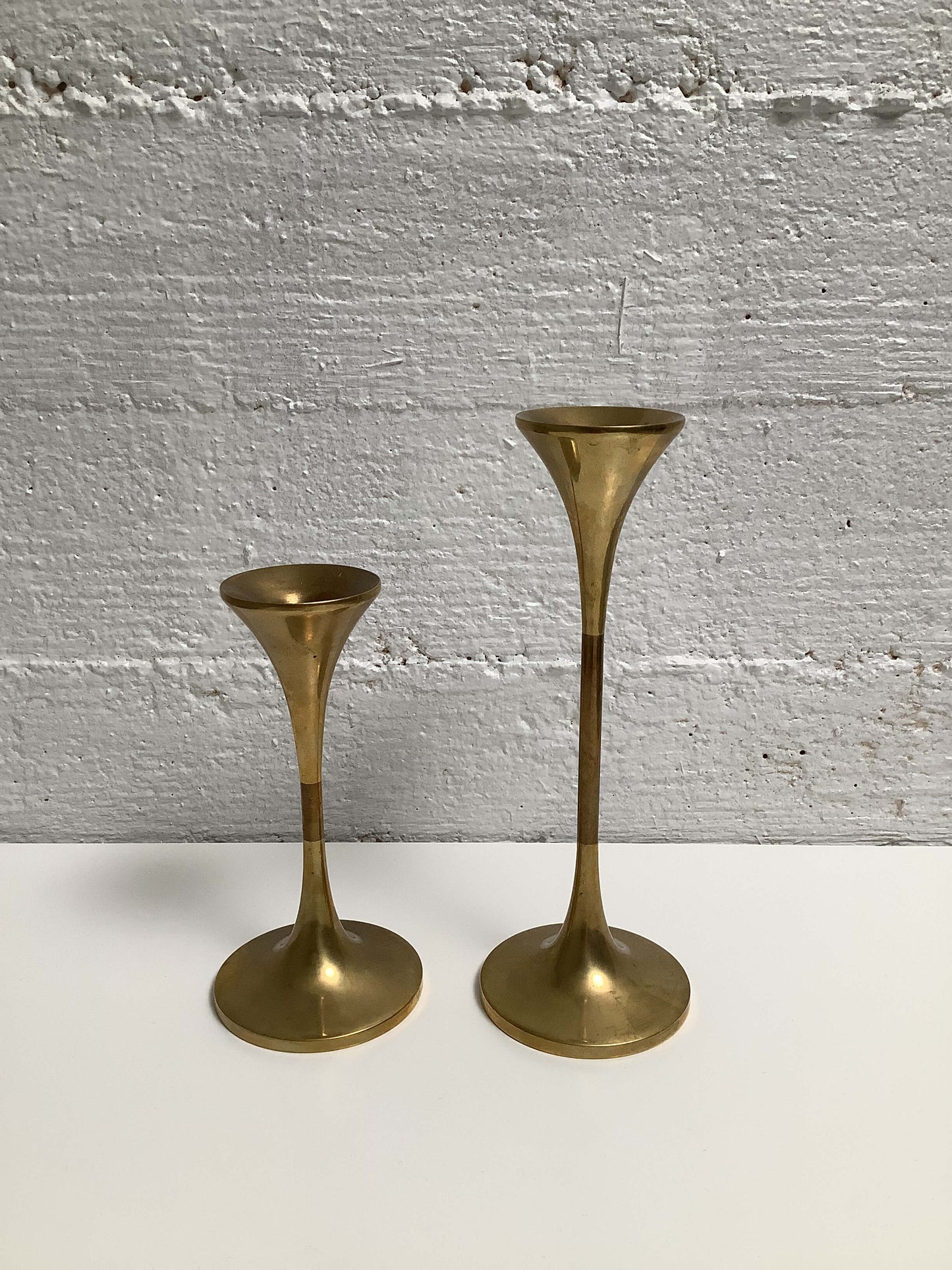 Messinkinen kynttilänjalkapari