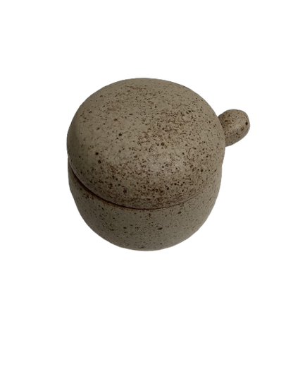 Keraaminen astia lusikalla