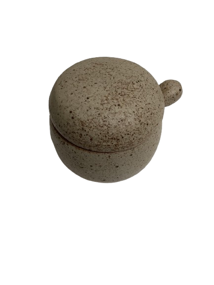 Keraaminen astia lusikalla