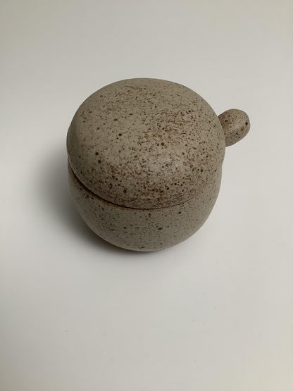 Keraaminen astia lusikalla