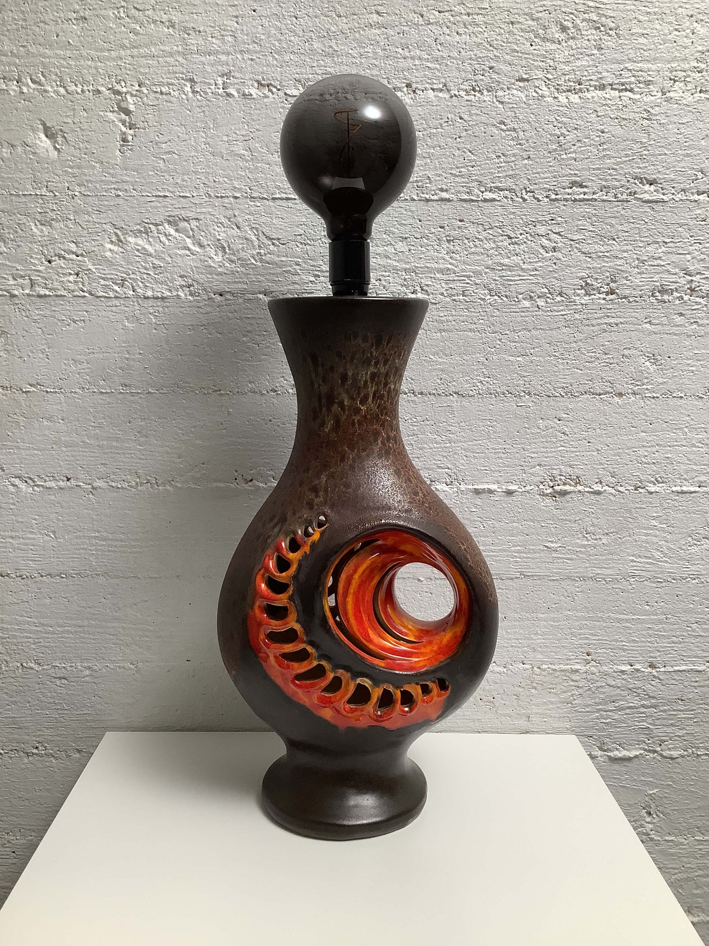 Walter Gerhards "Fat Lava" keraaminen valaisin