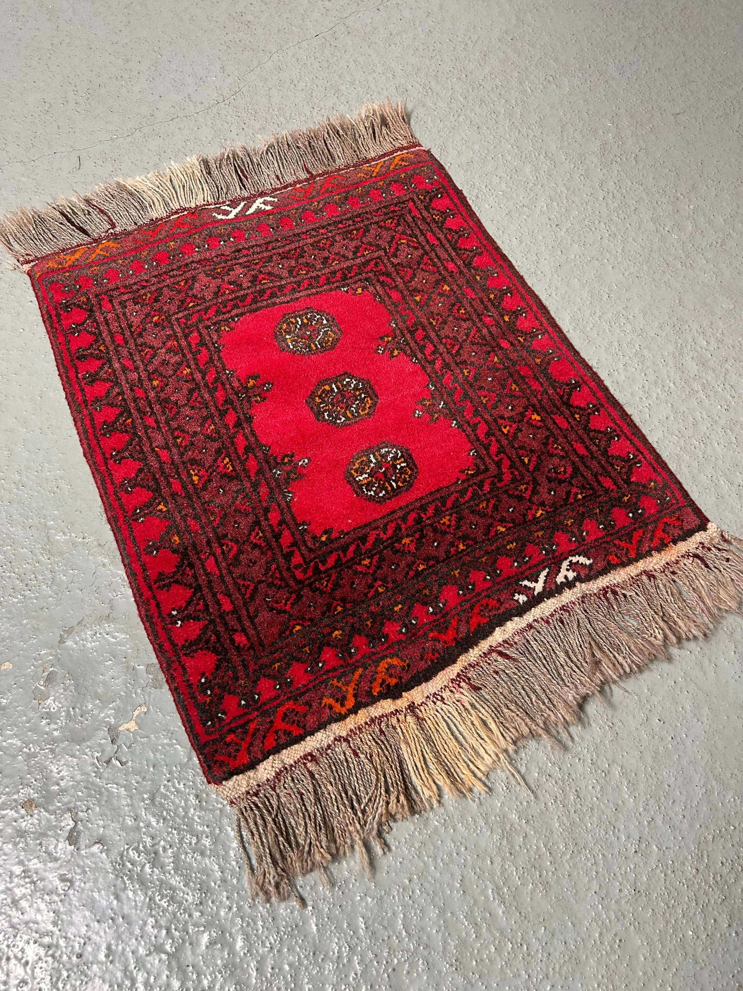 Pieni itämainen vintage-villamatto