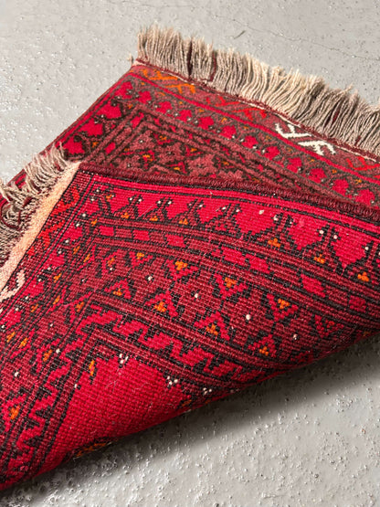 Pieni itämainen vintage-villamatto