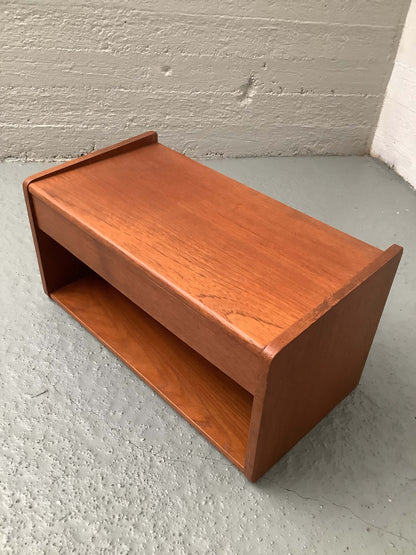 Teak-seinähylly laatikolla