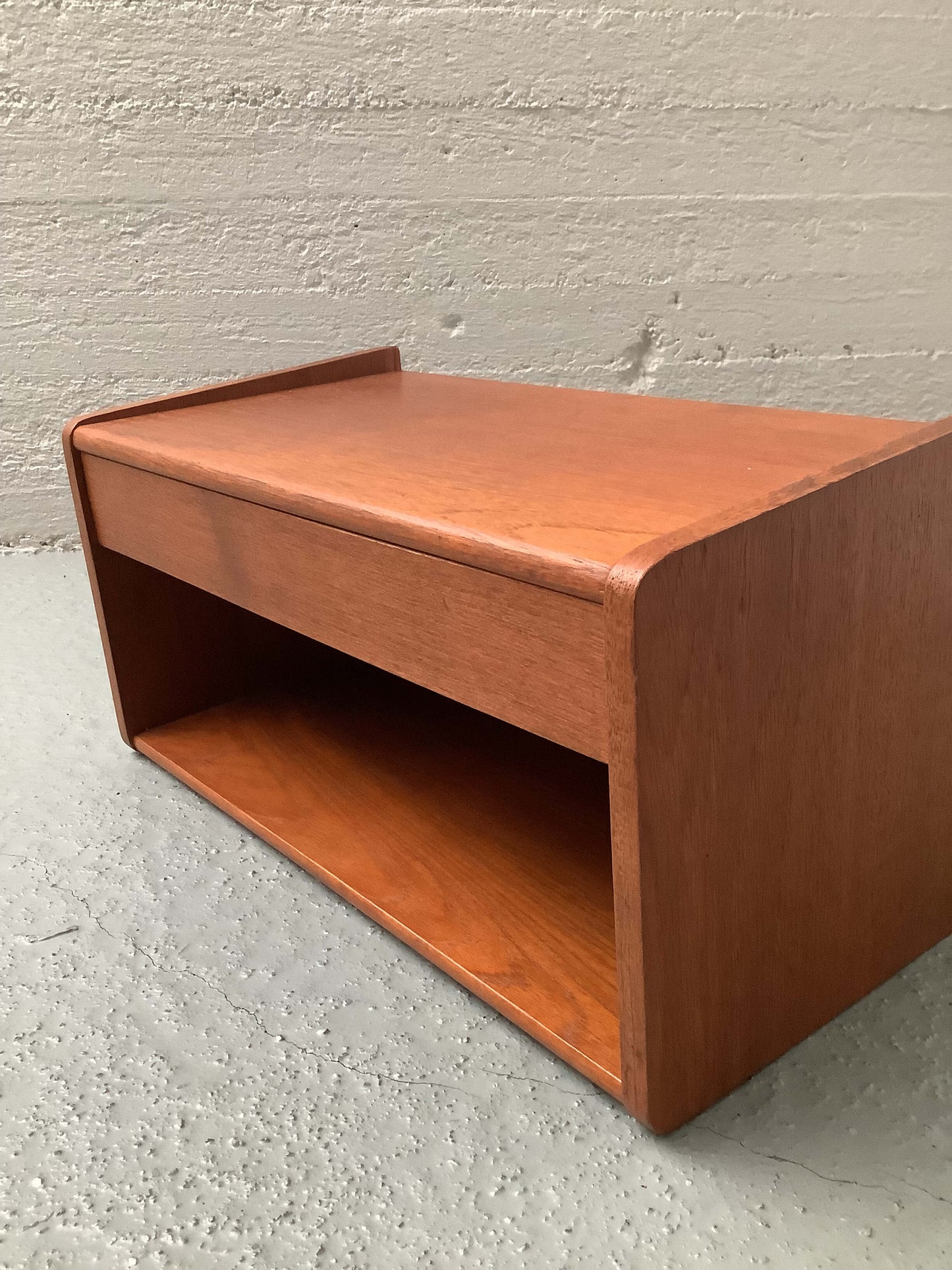Teak-seinähylly laatikolla