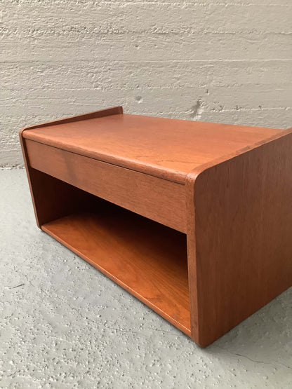 Teak-seinähylly laatikolla