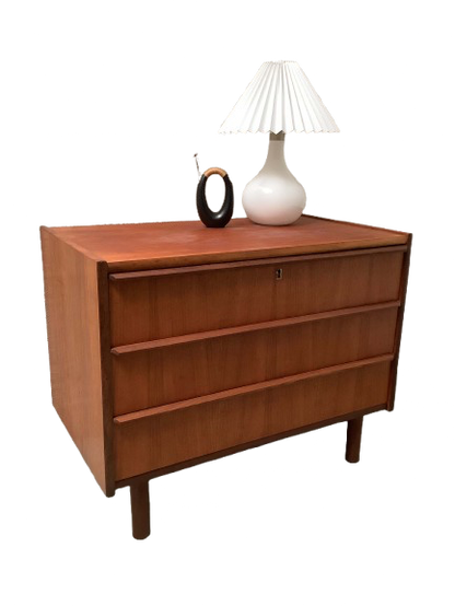 Tanskalainen teak-laatikosto