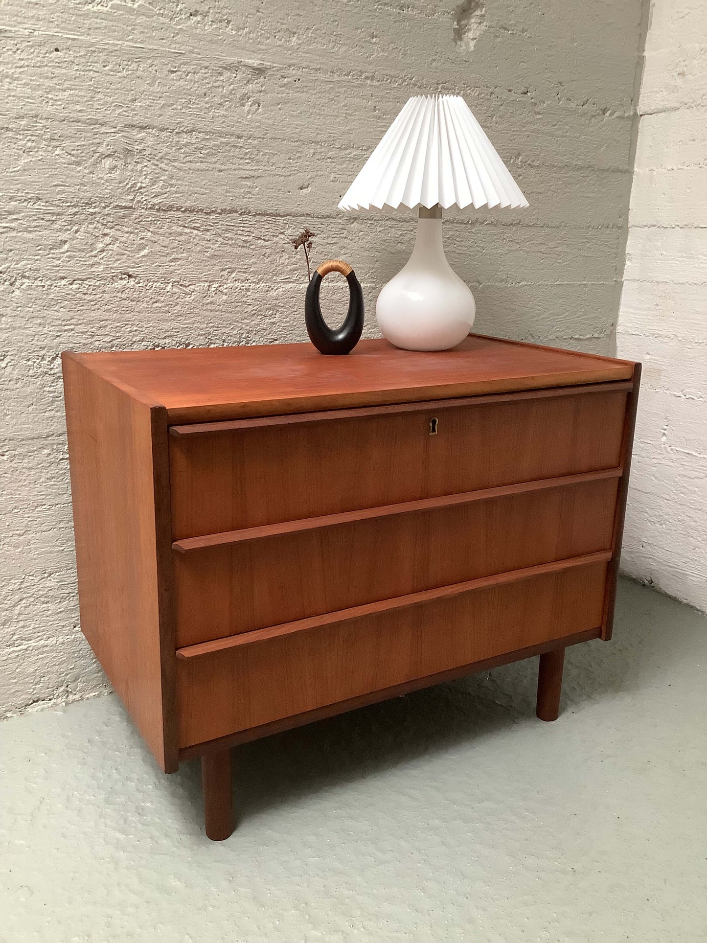 Tanskalainen teak-laatikosto