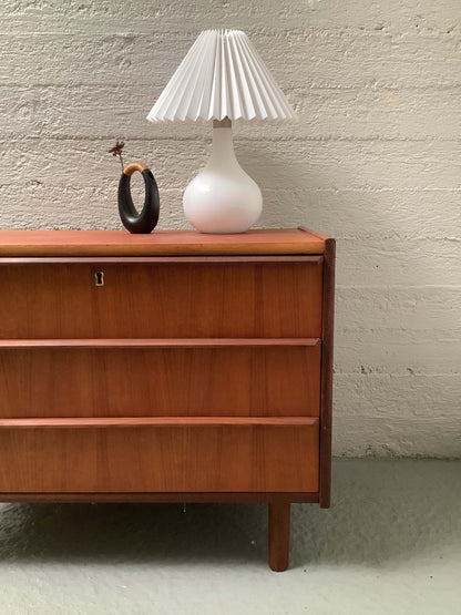 Tanskalainen teak-laatikosto