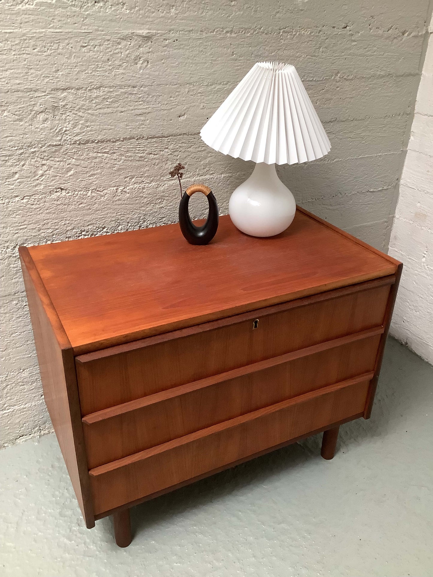 Tanskalainen teak-laatikosto