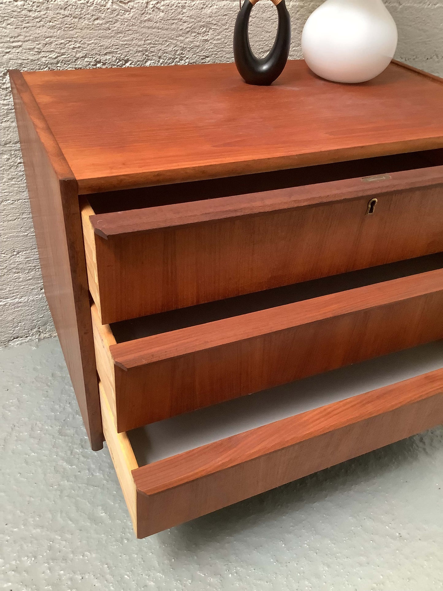 Tanskalainen teak-laatikosto