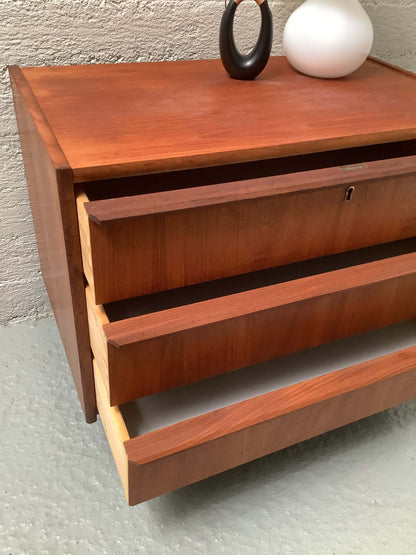 Tanskalainen teak-laatikosto