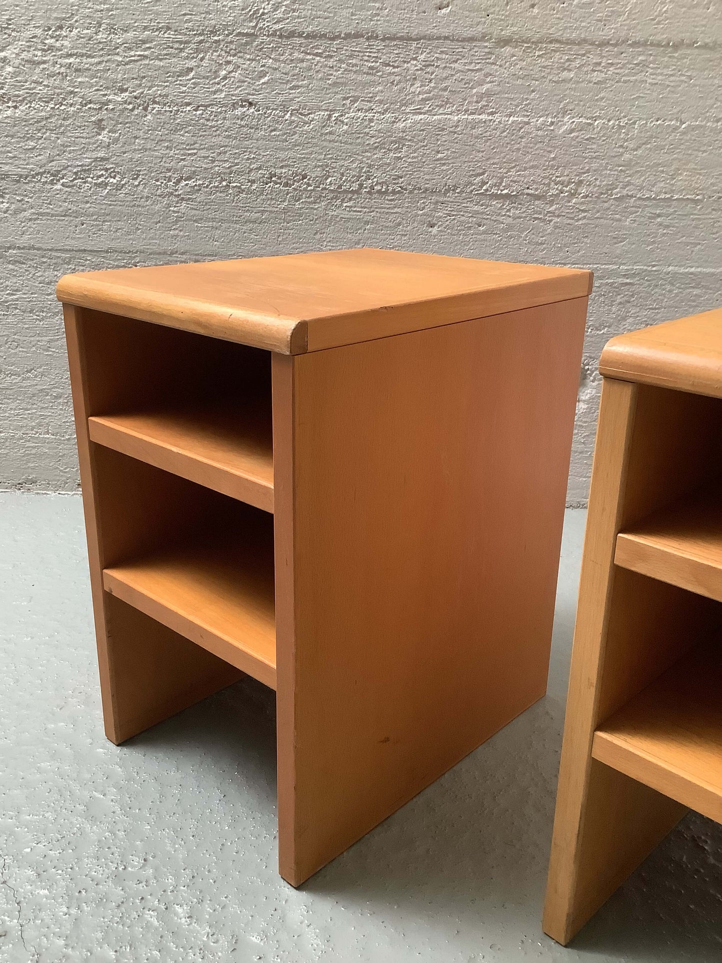 Funkkistyyliset sivupöydät 60/70-luku