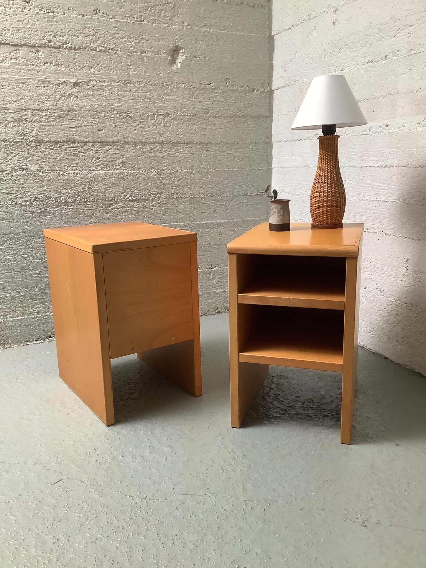 Funkkistyyliset sivupöydät 60/70-luku