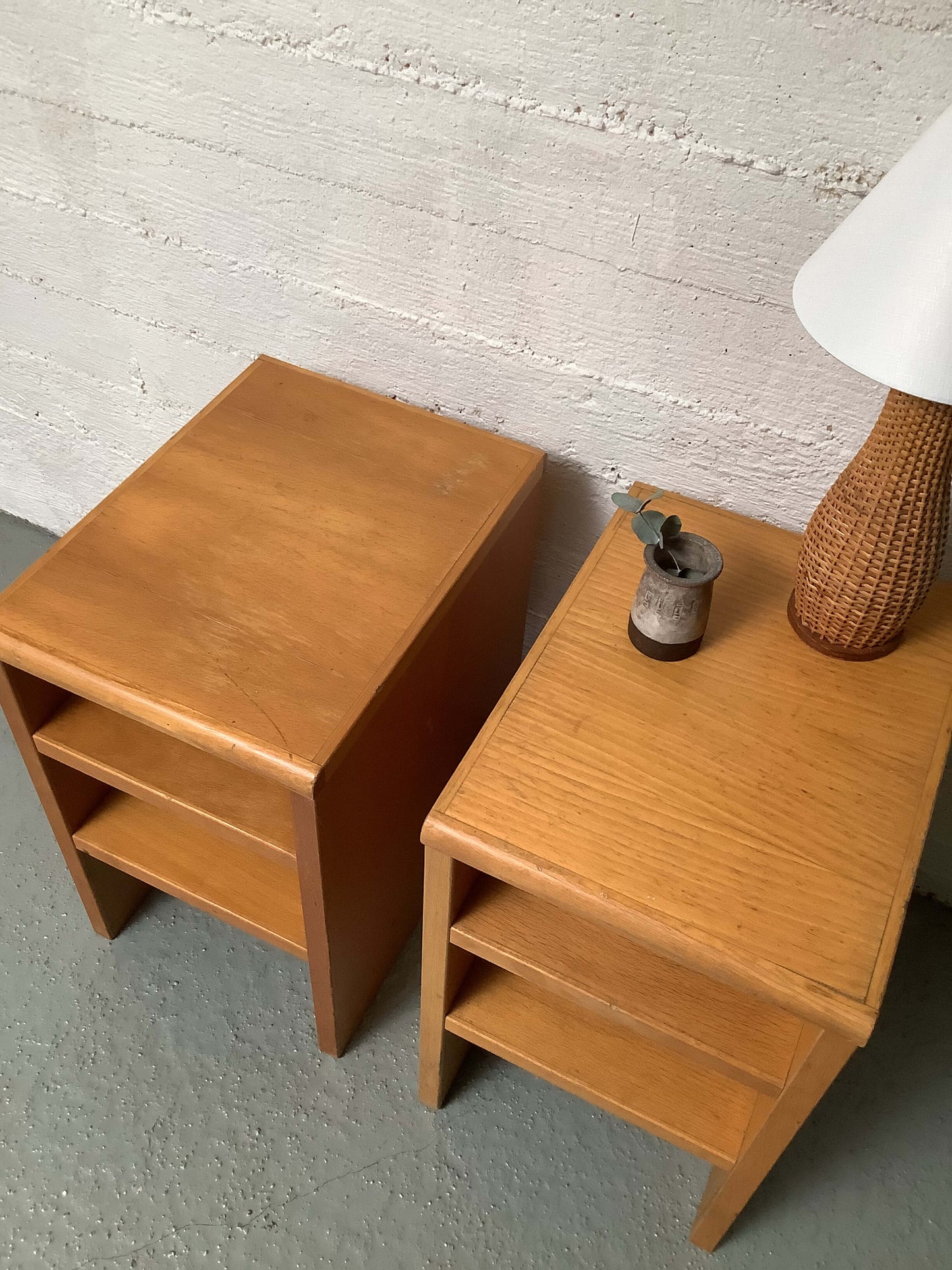 Funkkistyyliset sivupöydät 60/70-luku