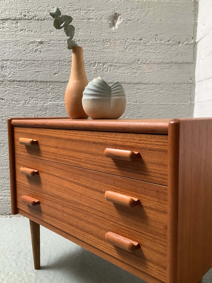 Tanskalainen lipasto 60-luku