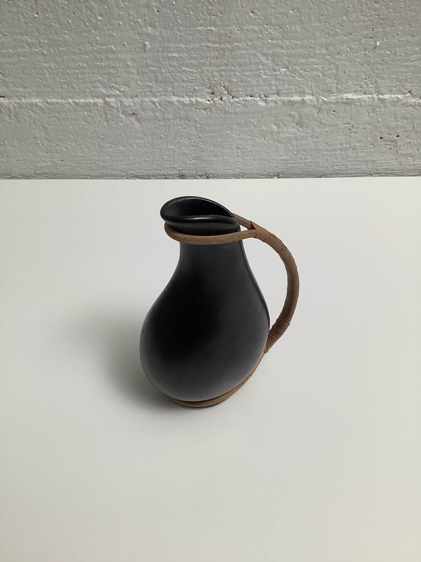 Tanskalainen pieni keraaminen maljakko