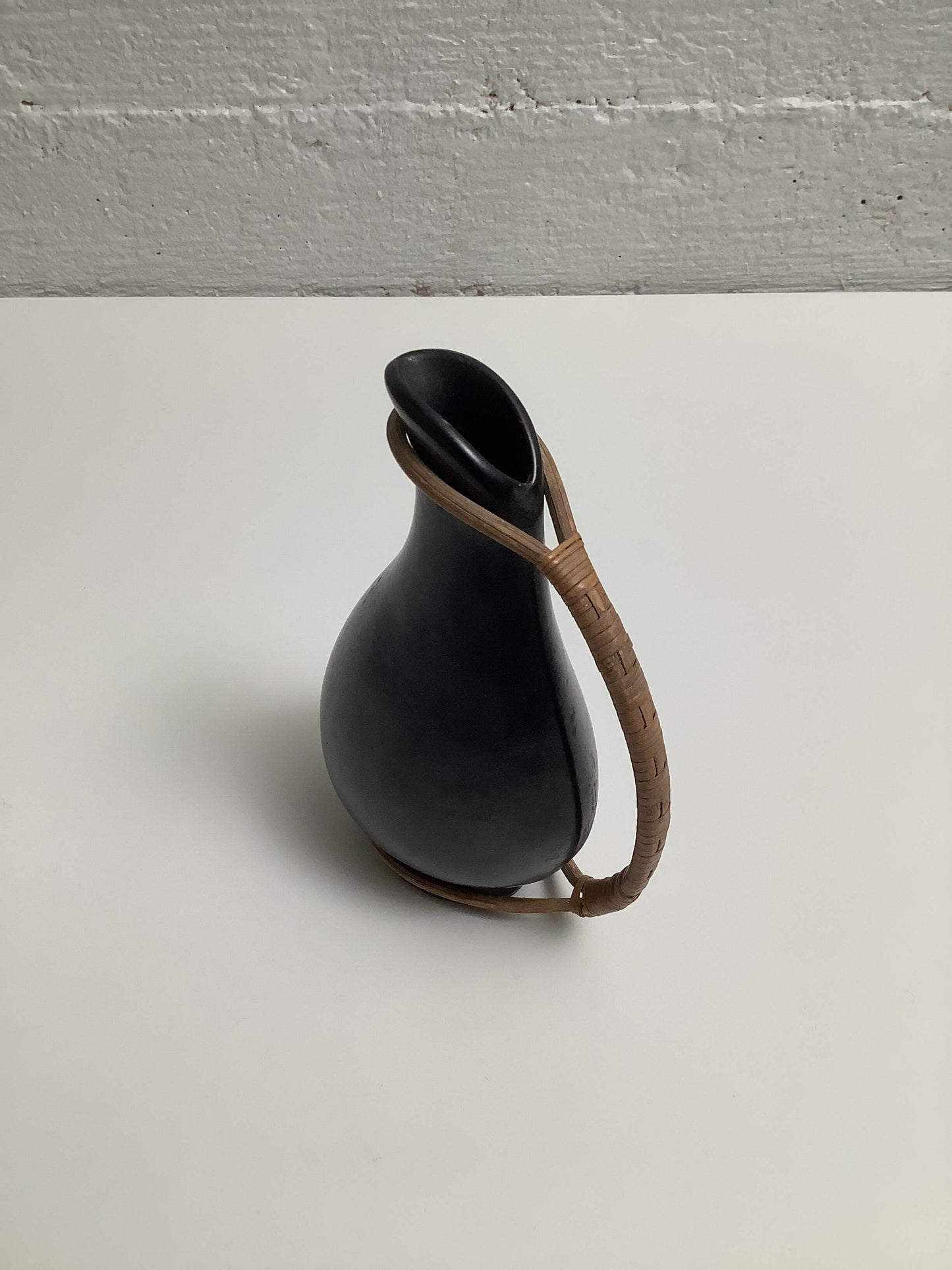 Tanskalainen pieni keraaminen maljakko