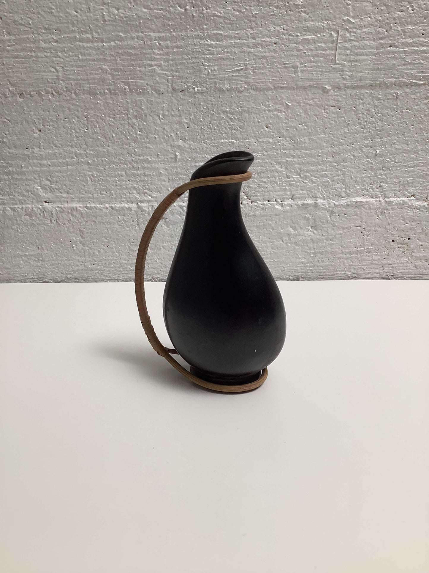 Tanskalainen pieni keraaminen maljakko