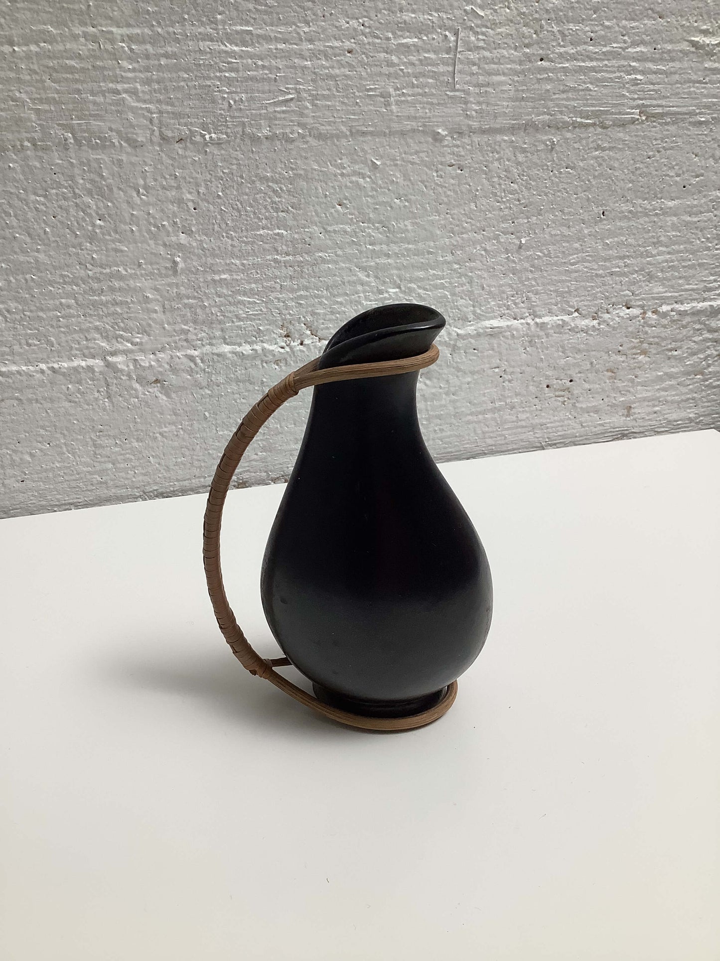 Tanskalainen pieni keraaminen maljakko