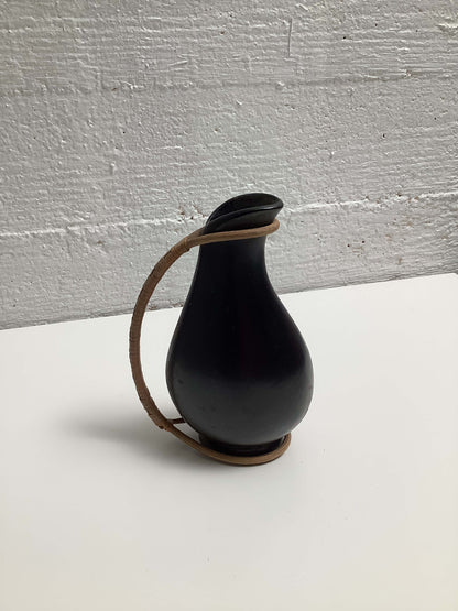 Tanskalainen pieni keraaminen maljakko