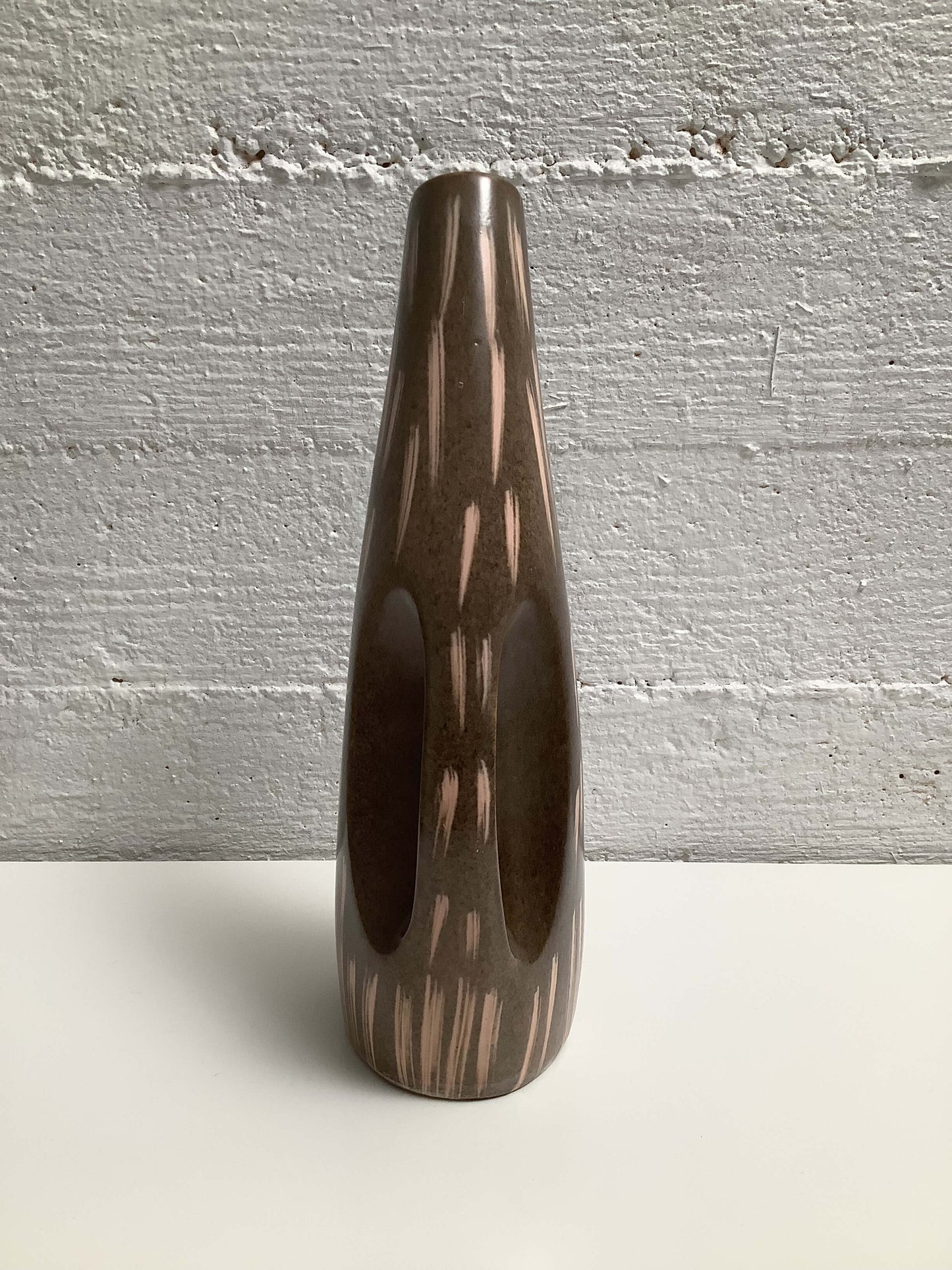 Kaareva keraaminen maljakko