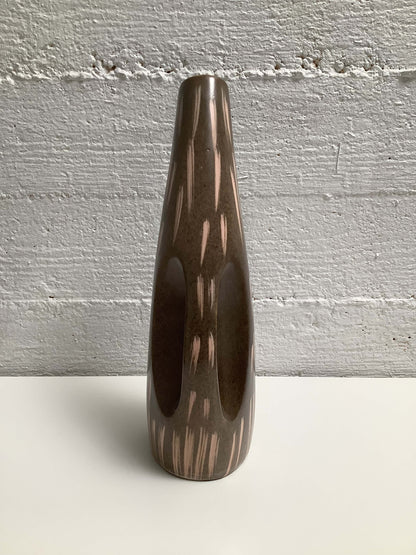 Kaareva keraaminen maljakko