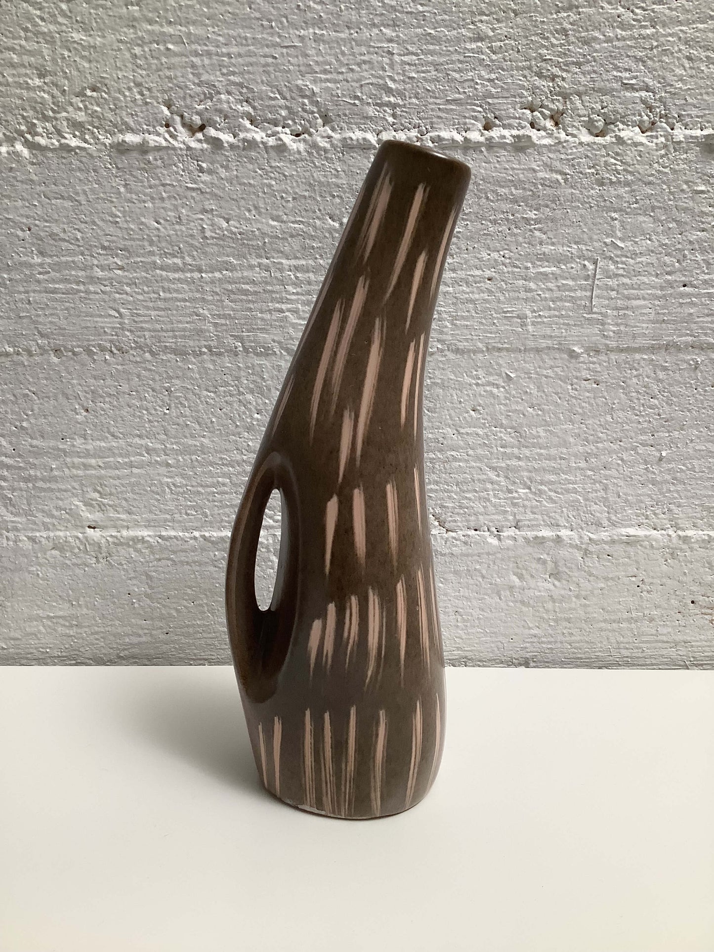 Kaareva keraaminen maljakko