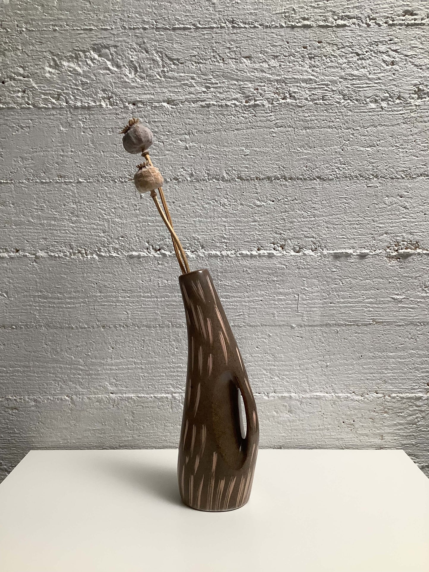 Kaareva keraaminen maljakko