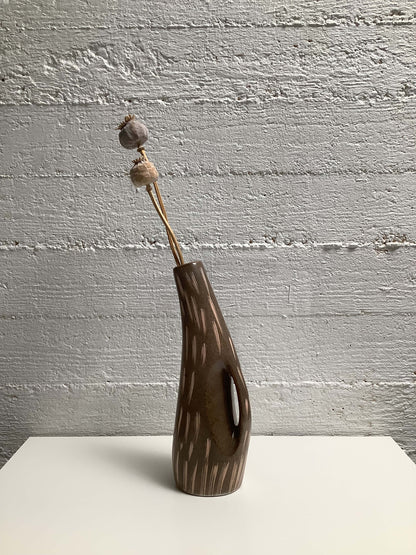 Kaareva keraaminen maljakko