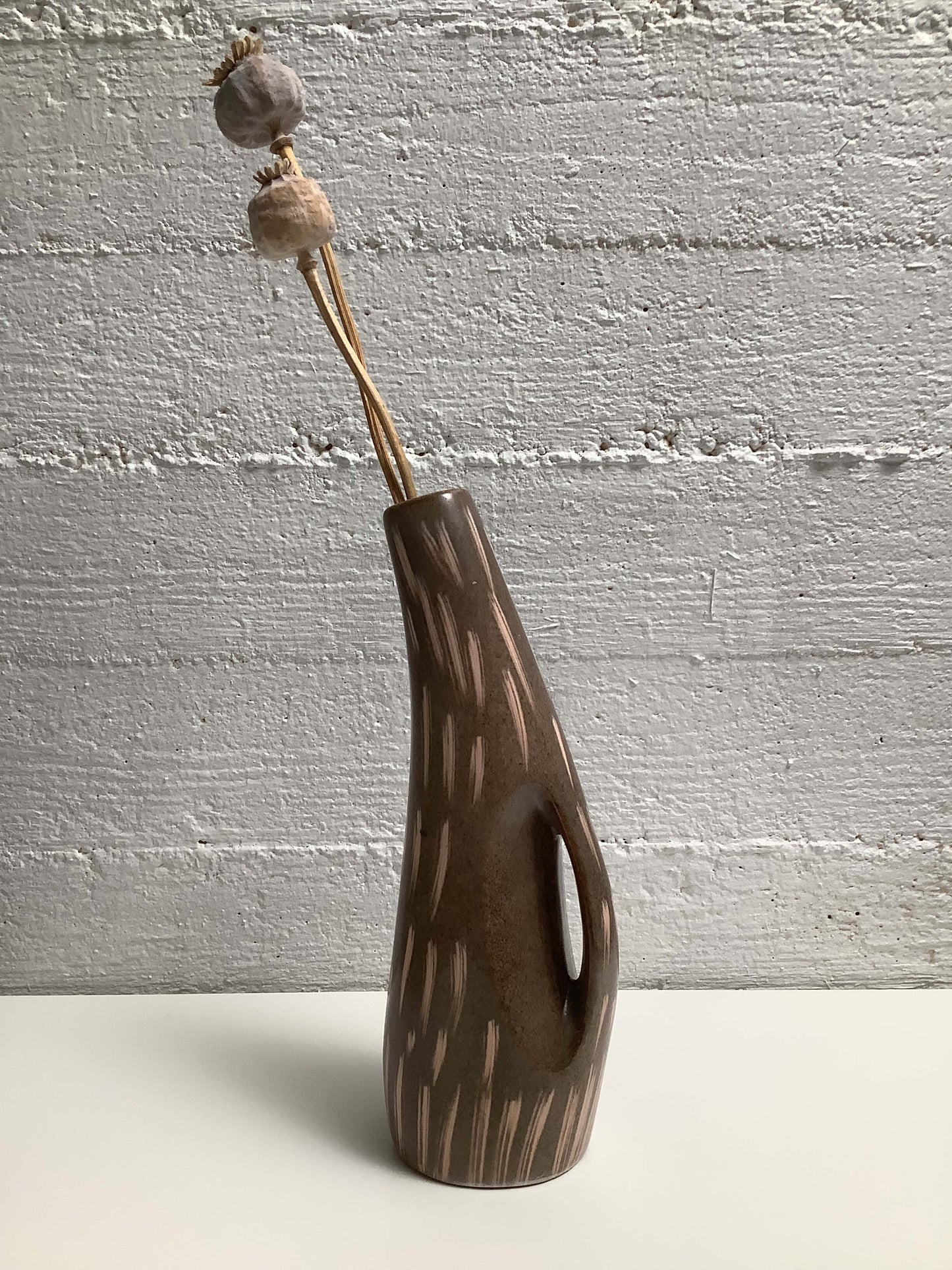 Kaareva keraaminen maljakko