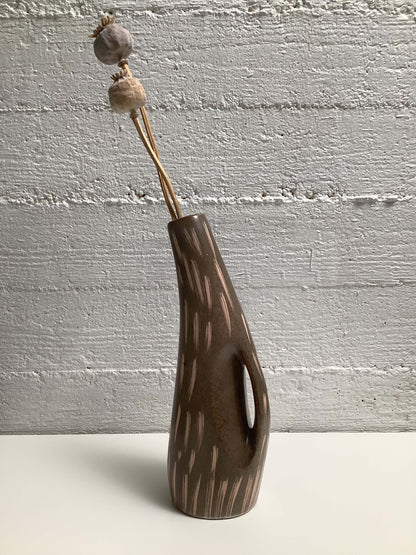 Kaareva keraaminen maljakko