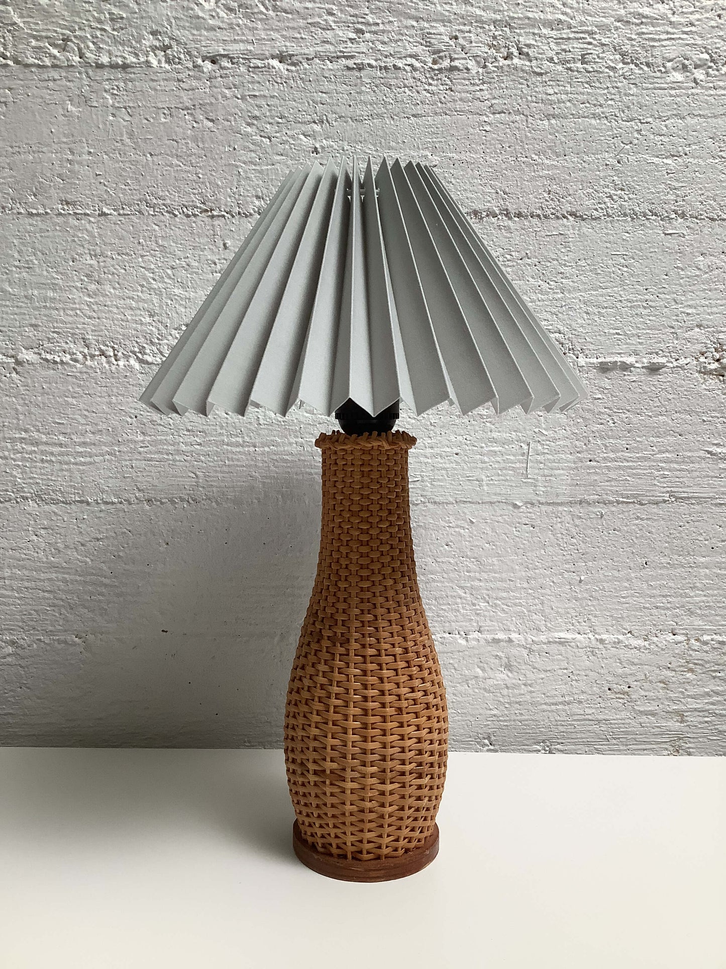 70-luvun rottinkinen pöytävalaisin