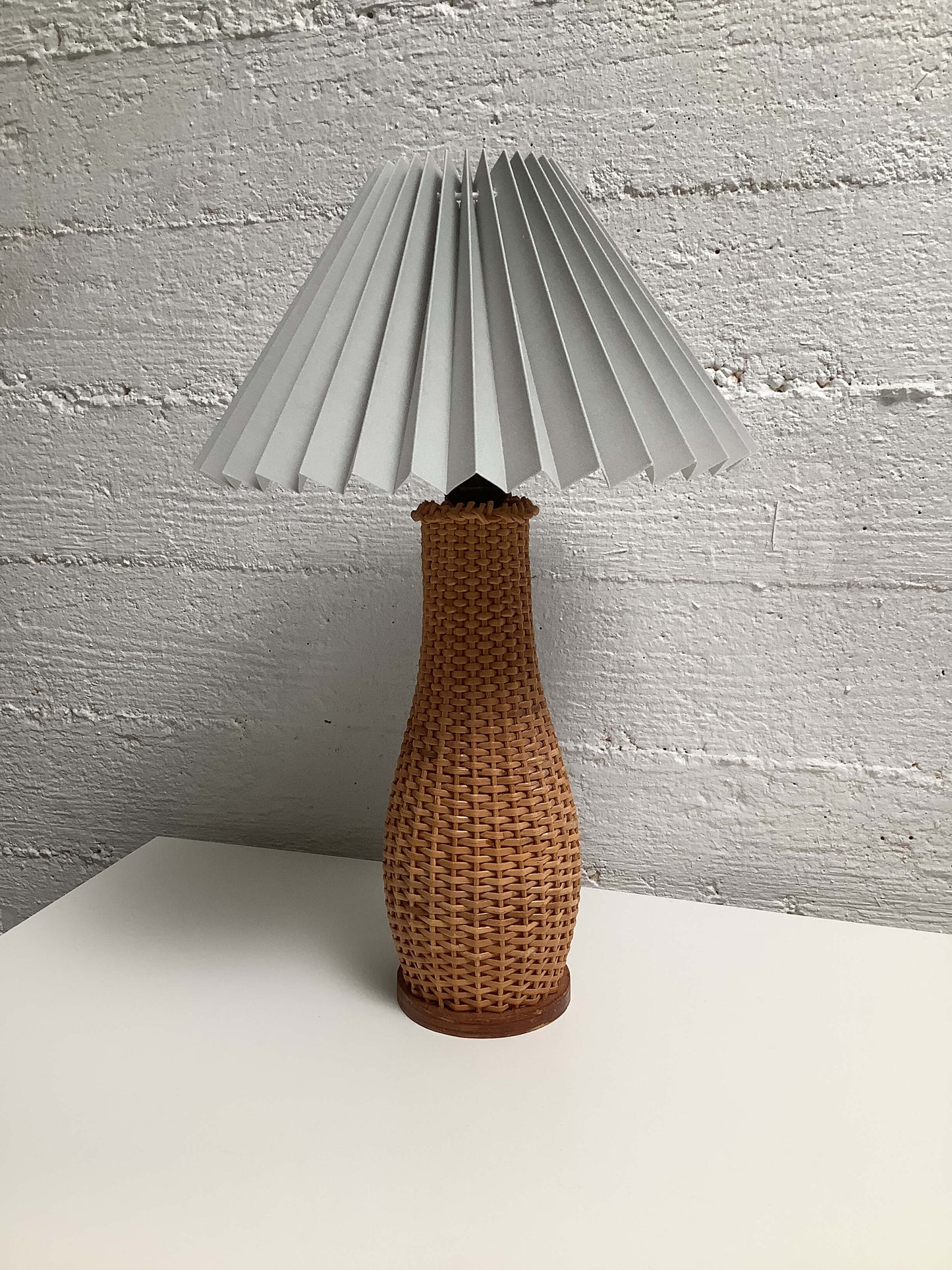 70-luvun rottinkinen pöytävalaisin