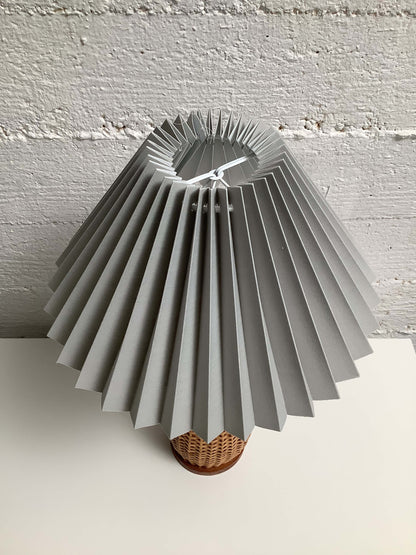 70-luvun rottinkinen pöytävalaisin