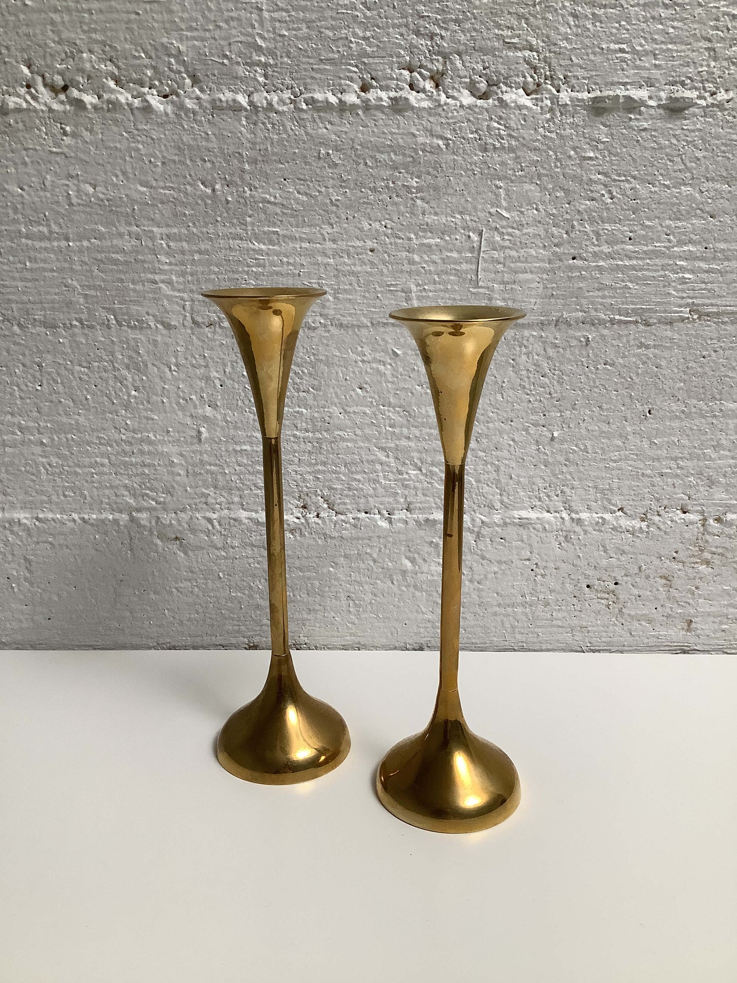 Messinkinen kynttilänjalkapari