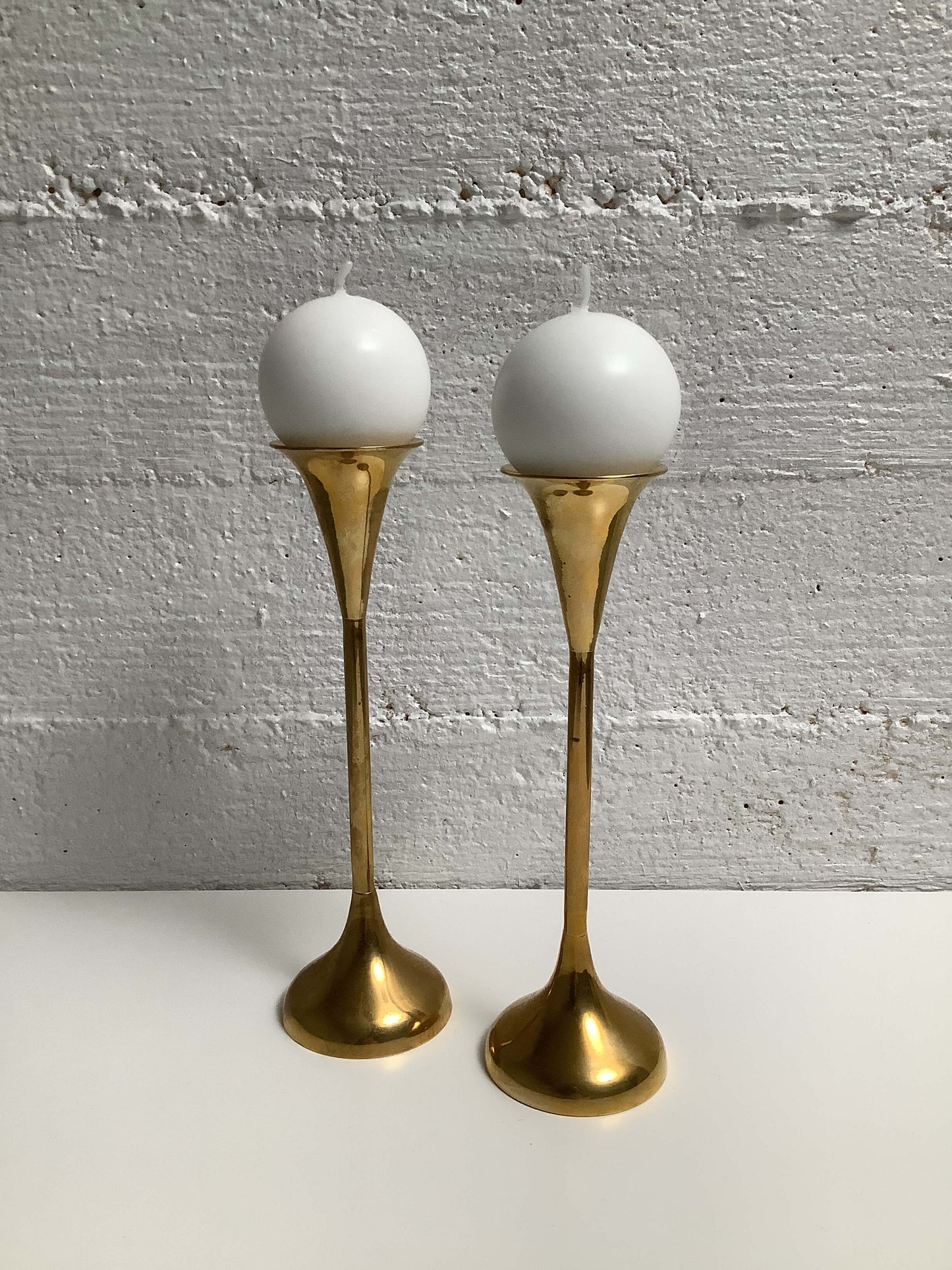 Messinkinen kynttilänjalkapari